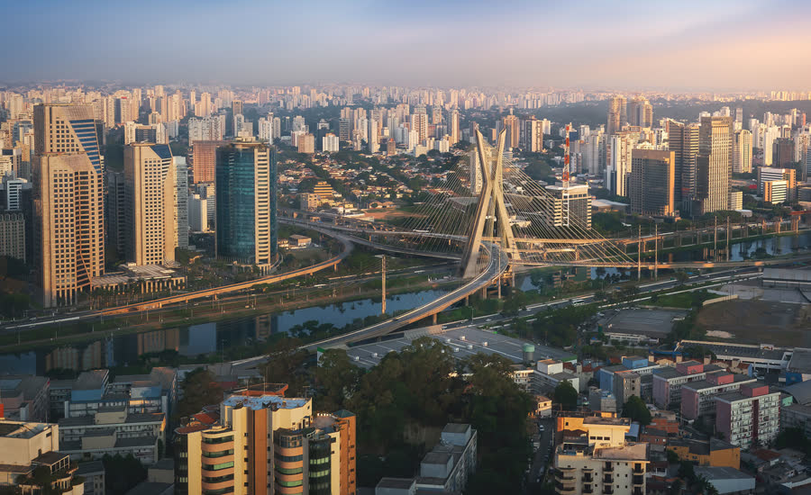Ponte Estaiada e skyline de São Paulo ao entardecer