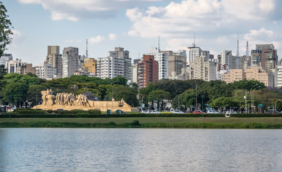 Monumento às Bandeiras com skyline de São Paulo